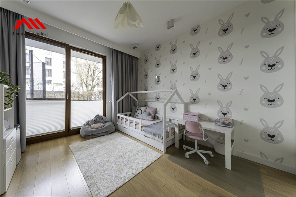 L_20e42db0304946529030e54a8c1e92a6