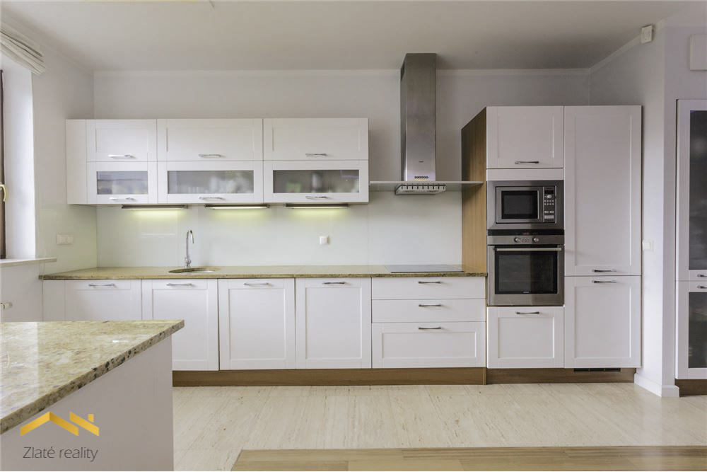 L_e533d8ce897c49a9bf61dba11dd61d06